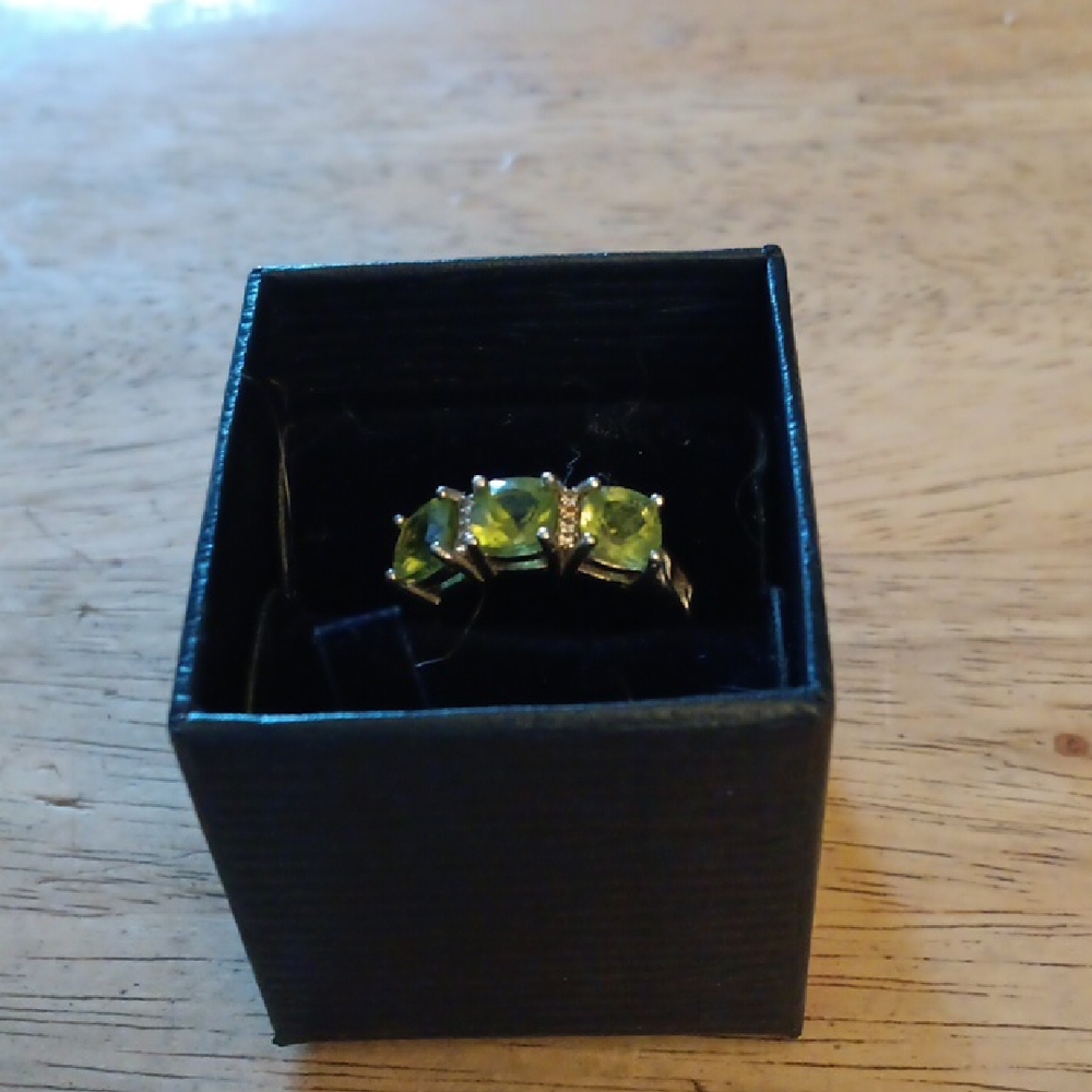 Stauer peridot Ring 7.5